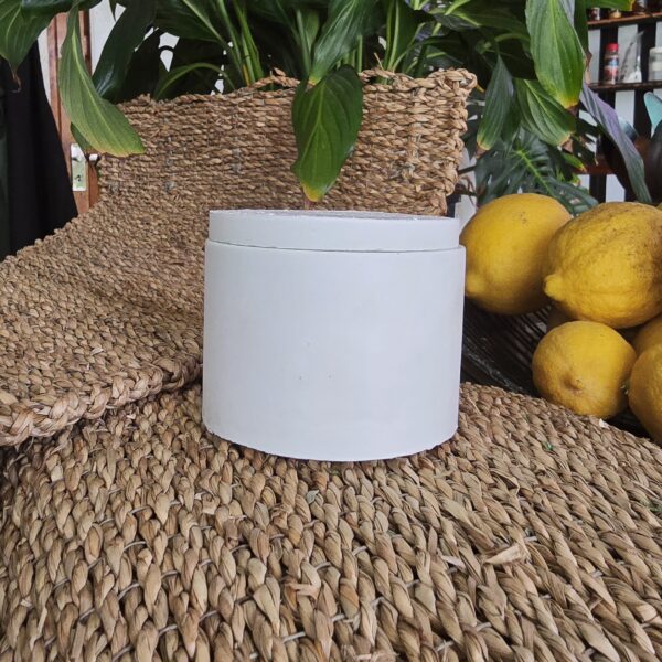 Round with lid